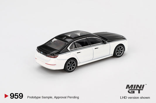 BMW i7 xDrive60 Alpine White/Black Sapphire