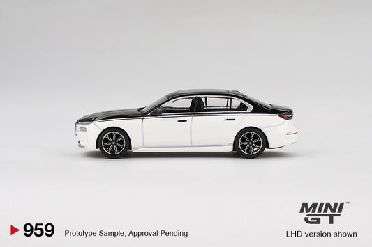 BMW i7 xDrive60 Alpine White and Black Sapphire