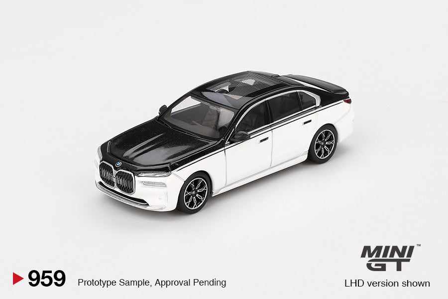 BMW i7 xDrive60 Alpine White/Black Sapphire