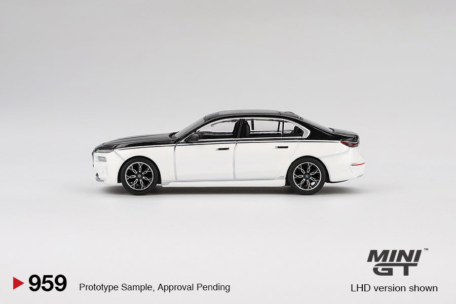 BMW i7 xDrive60 Alpine White and Black Sapphire