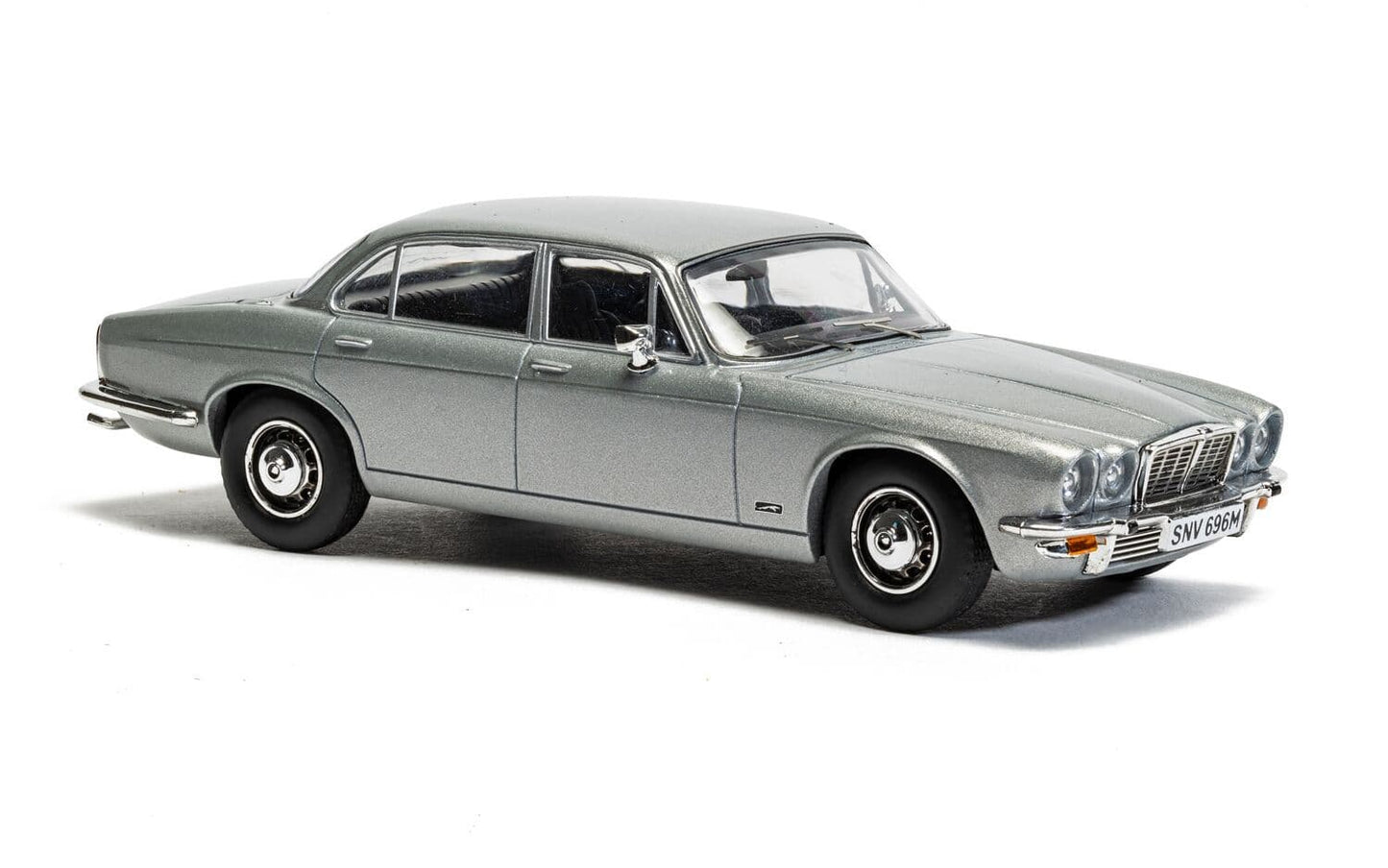 Ford Capri Mk2 2.0S Diamond White and Jaguar XJ6 Series 2 Silver Twin Set