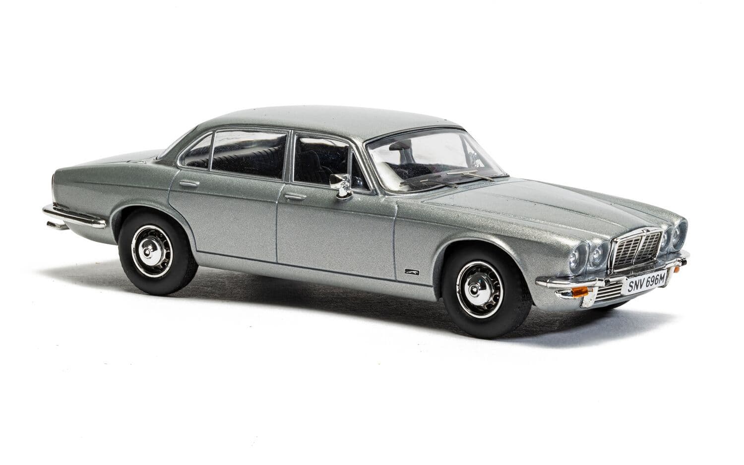 Ford Capri Mk2 2.0S Diamond White and Jaguar XJ6 Series 2 Silver Twin Set